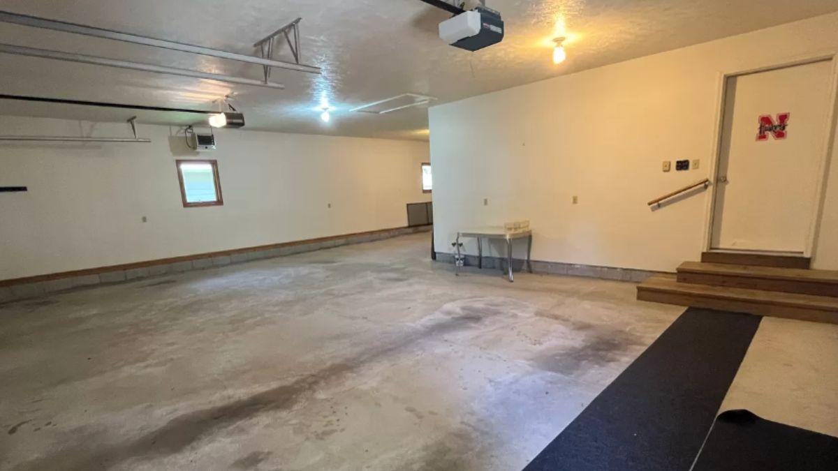 Spacious Garage with Multi-Car Capacity