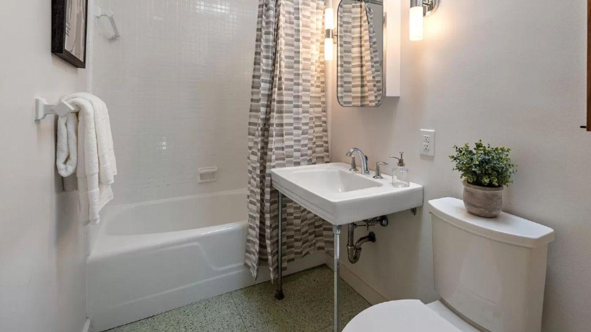 Spot the Classic Pedestal Sink in This Thoughtful Bathroom Layout