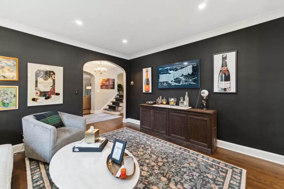 Check Out This Stylish Lounge with Artful Decor Choices