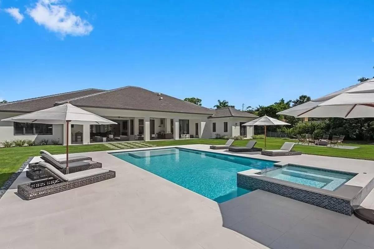 Enjoy the Modern Simplicity of This Expansive Backyard Retreat