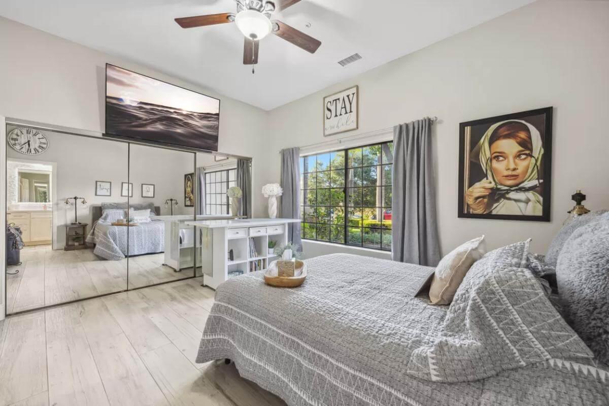 Mid-Century Vibes in a Relaxing Bedroom Retreat