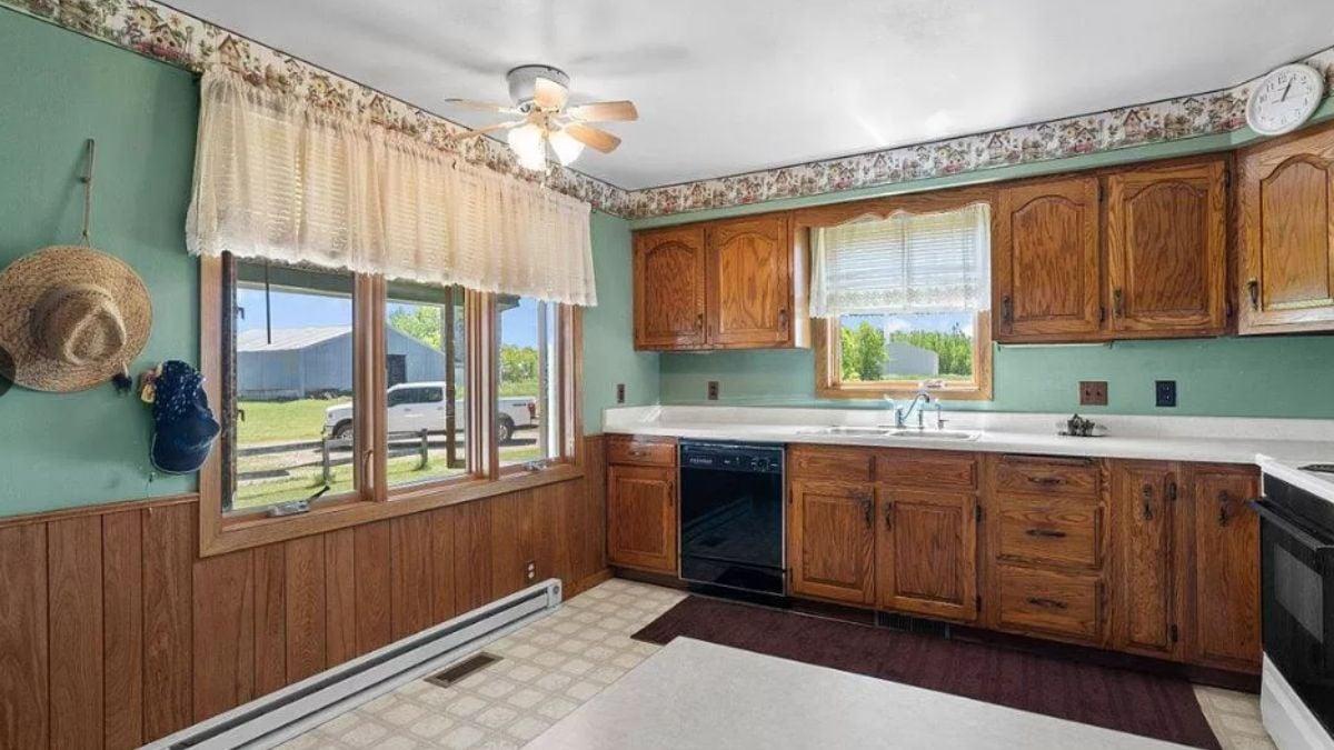 Discover the Retro Charm in This Farmhouse Kitchen
