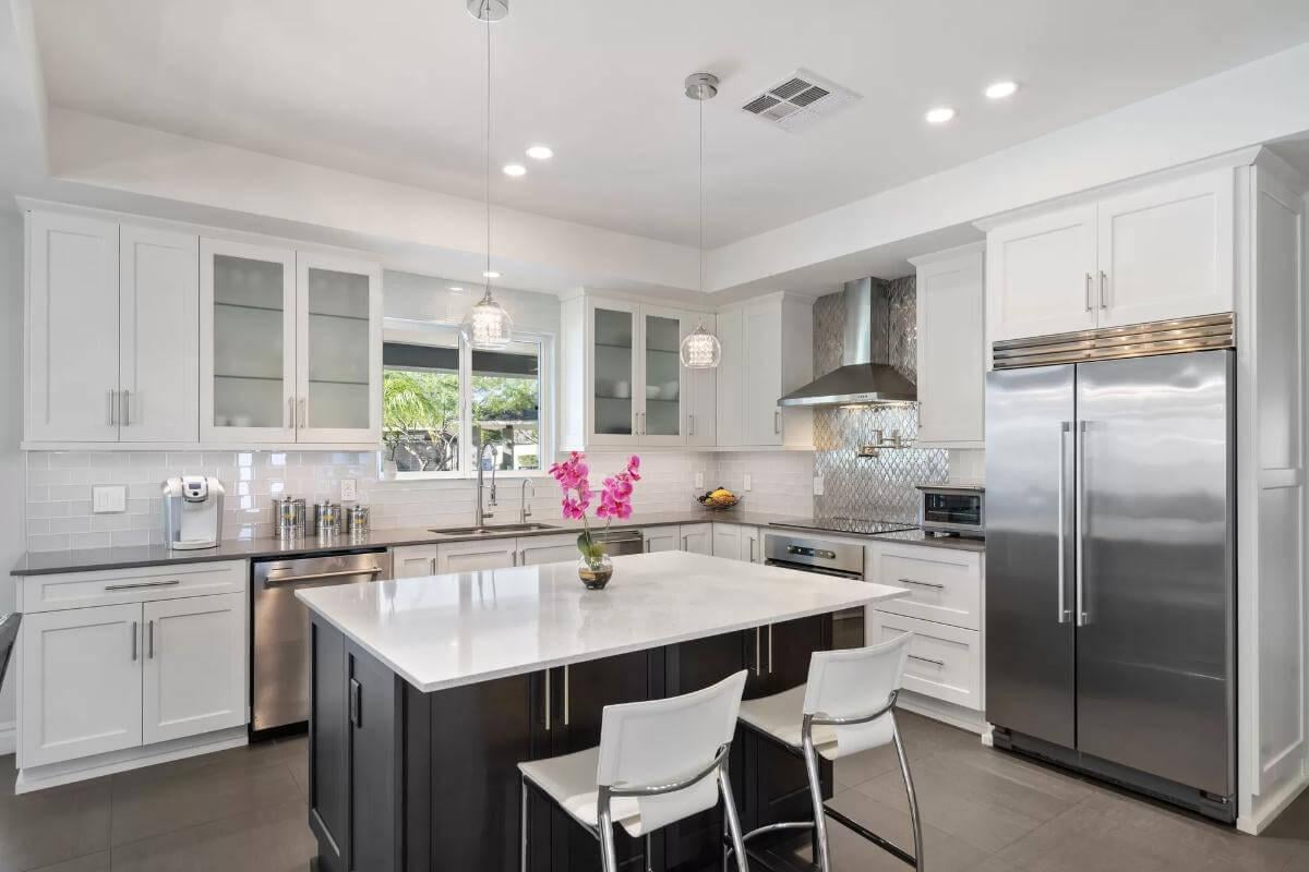 Check Out the Stylish Backsplash in This Contemporary Kitchen