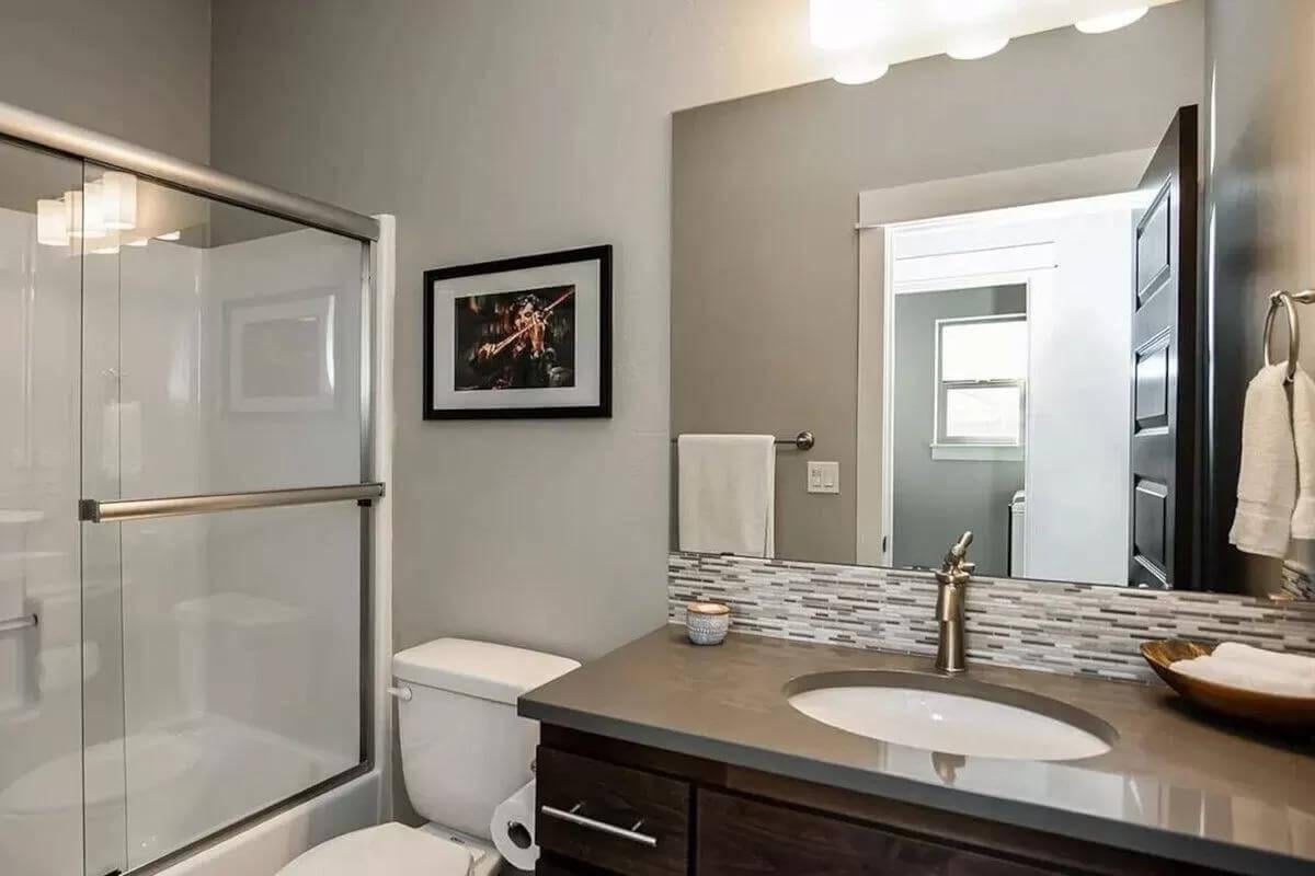 Sleek Bathroom with Modern Accents and Practical Layout