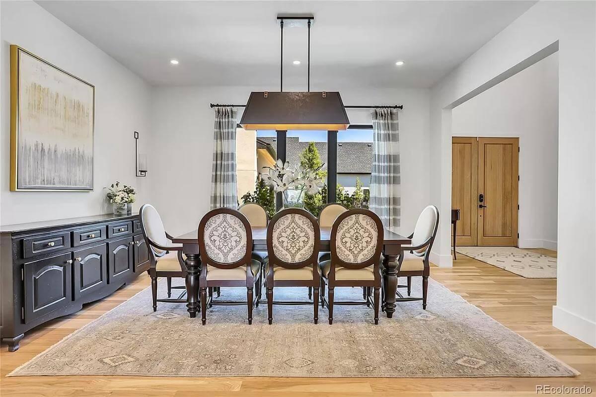 Elegant Dining Experience with a Striking Pendant Light
