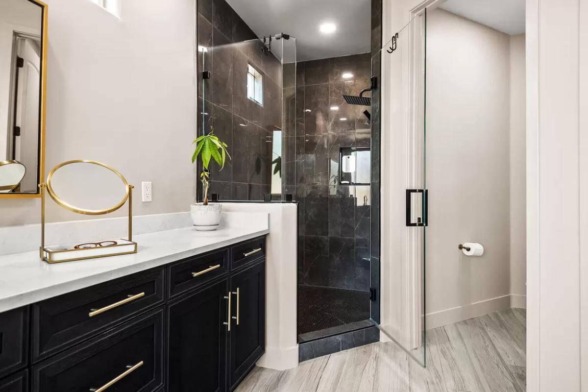 Explore the Contrasting Elements in This Modern Bathroom