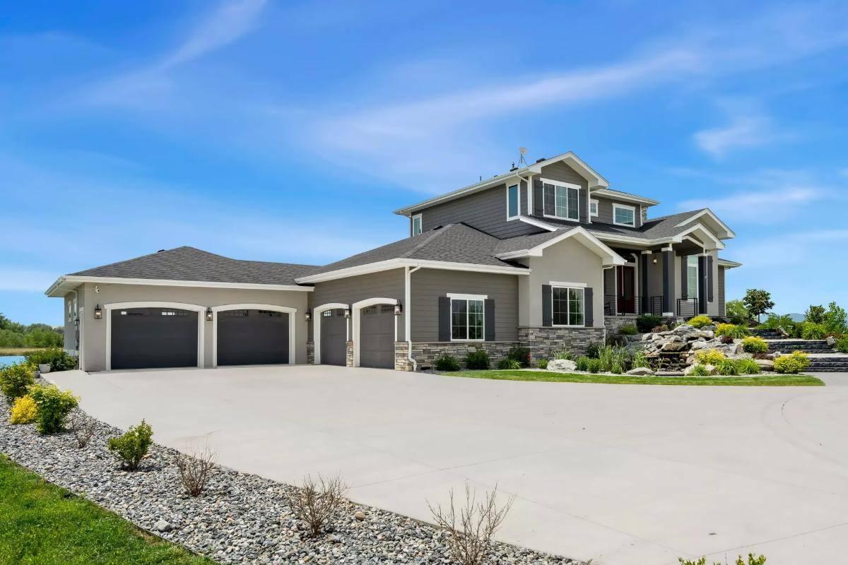 Charming Craftsman Exterior with a Spacious Three-Car Garage