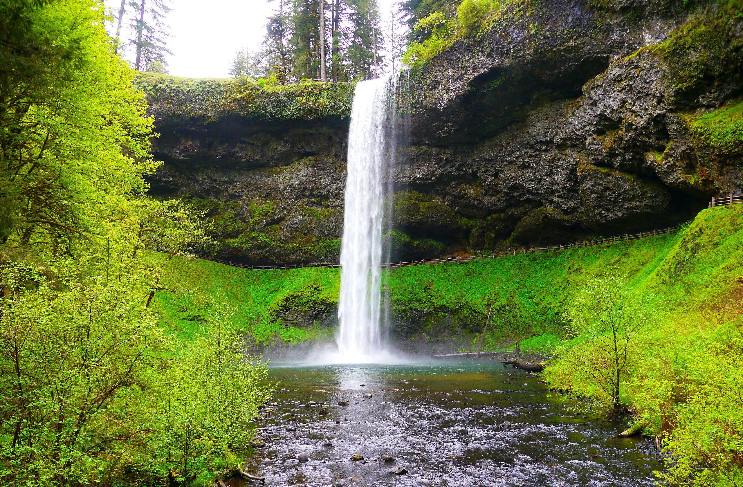 19 Scenic Small Towns in the American Northwest that Deliver You Straight to Waterfalls in the Wild