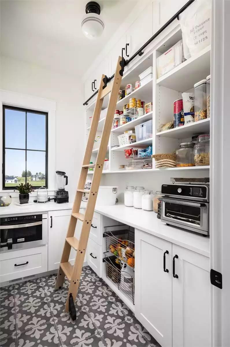 Walk-in Pantry