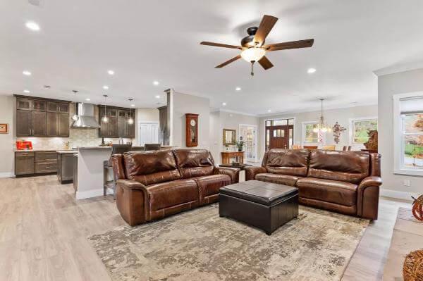 Open Living Space Highlighting Leather Sofas and a Central Ceiling Fan