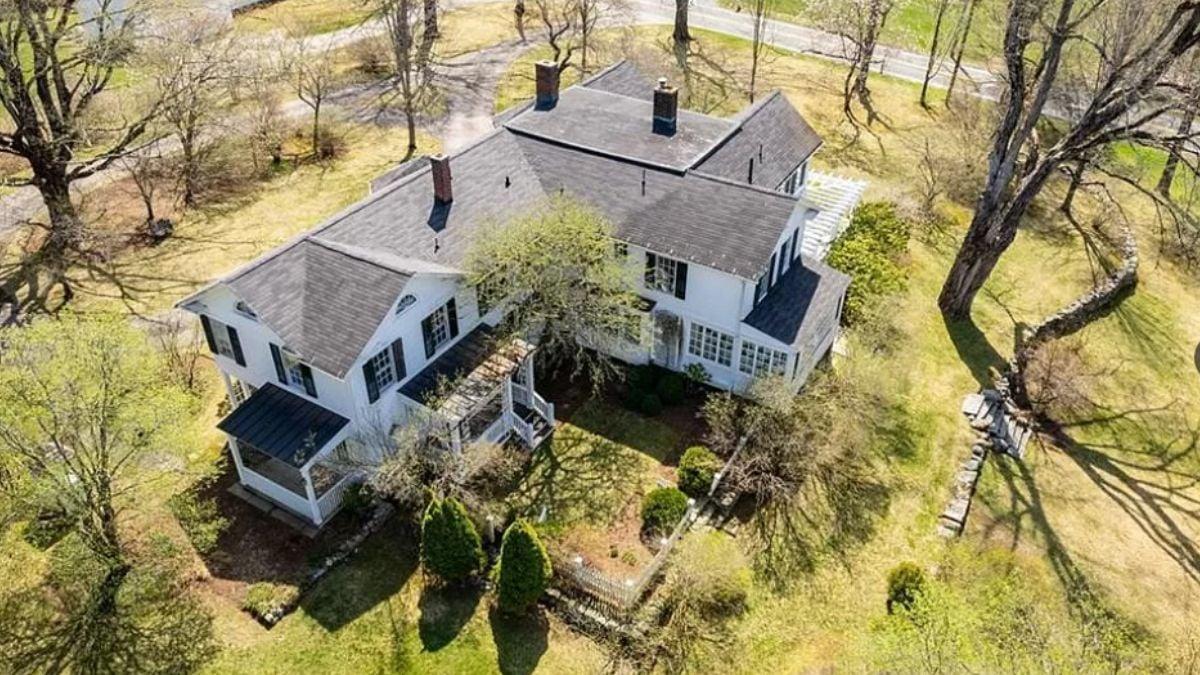 Classic Colonial with a Bird