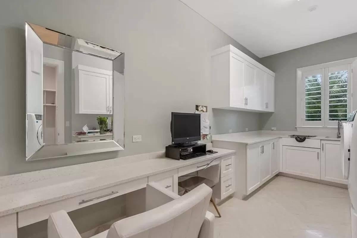 Discover the Efficient Layout of This Sleek Home Office Space