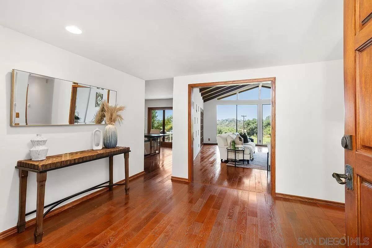 Step Into This Inviting Entryway With a Glimpse of Nature Beyond