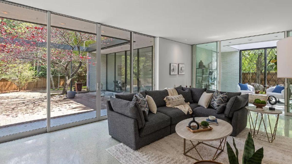 Wow, Look at How the Glass Walls Invite the Outdoors In