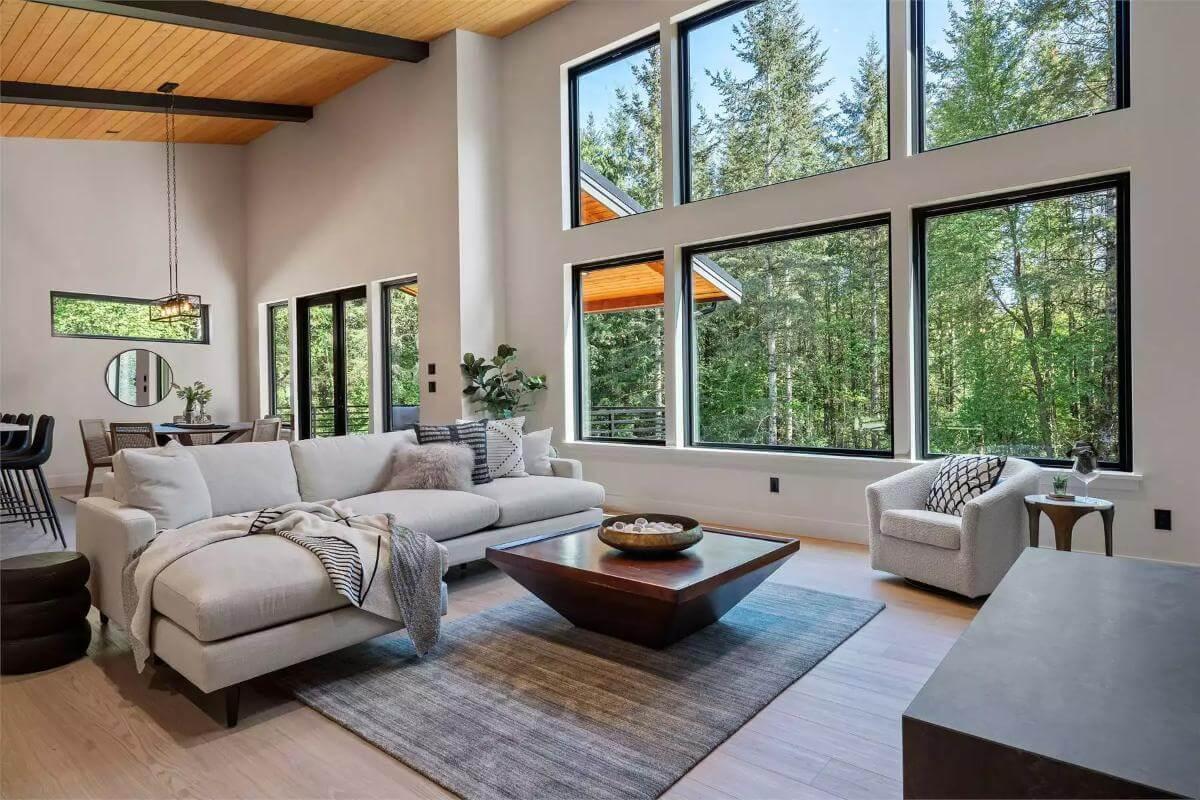 Relax in This Light-Filled Living Room with Forest Views