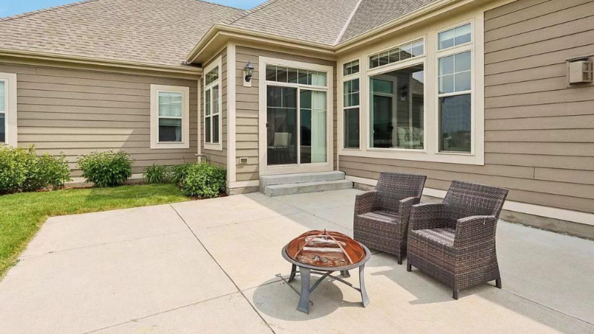Casual Comfort on This Backyard Patio with a Fire Pit