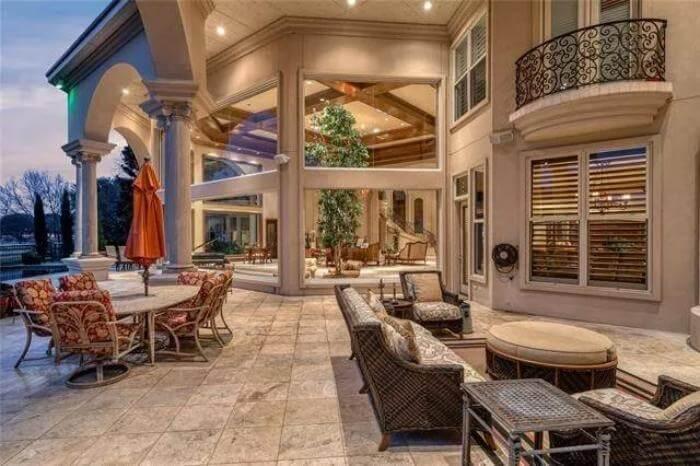 Expansive Outdoor Terrace with Elegant Arched Design