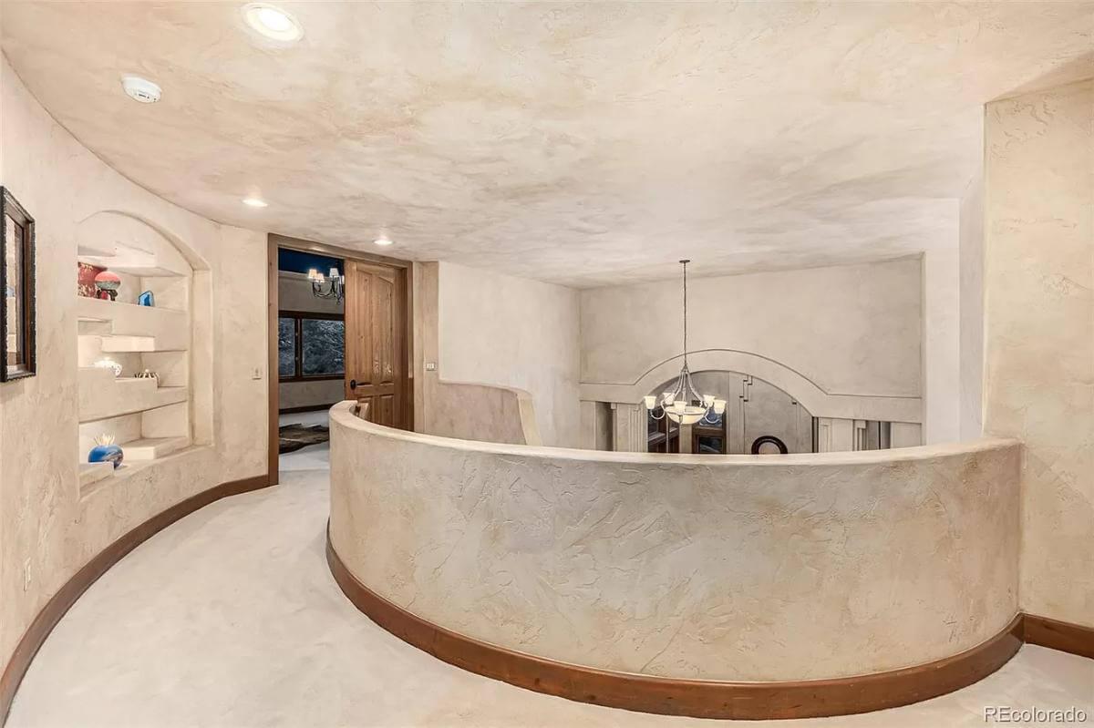 Explore This Open Loft with Curved Walls and Architectural Niches
