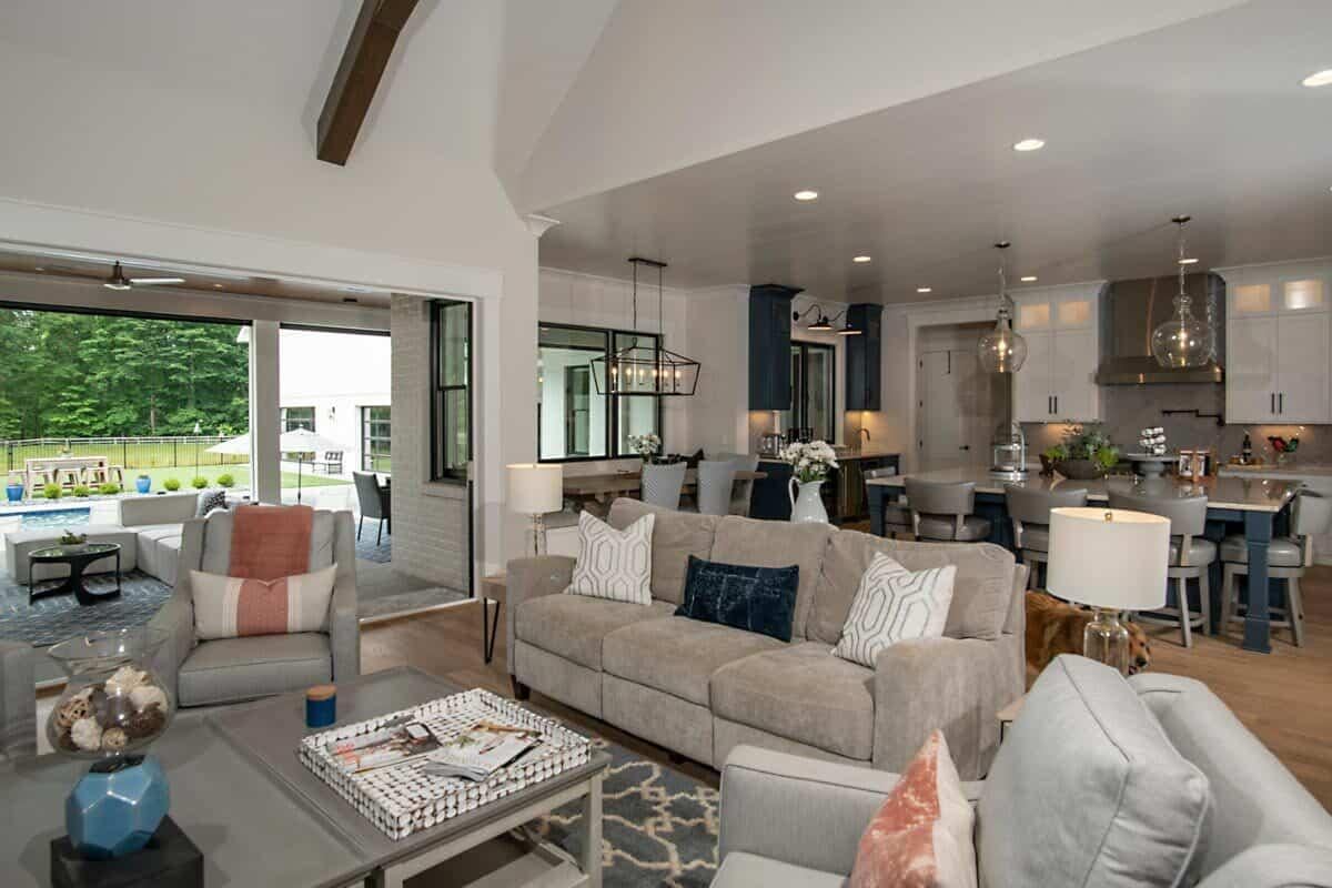 Cozy Open-Plan Living with Seamless Indoor-Outdoor Flow