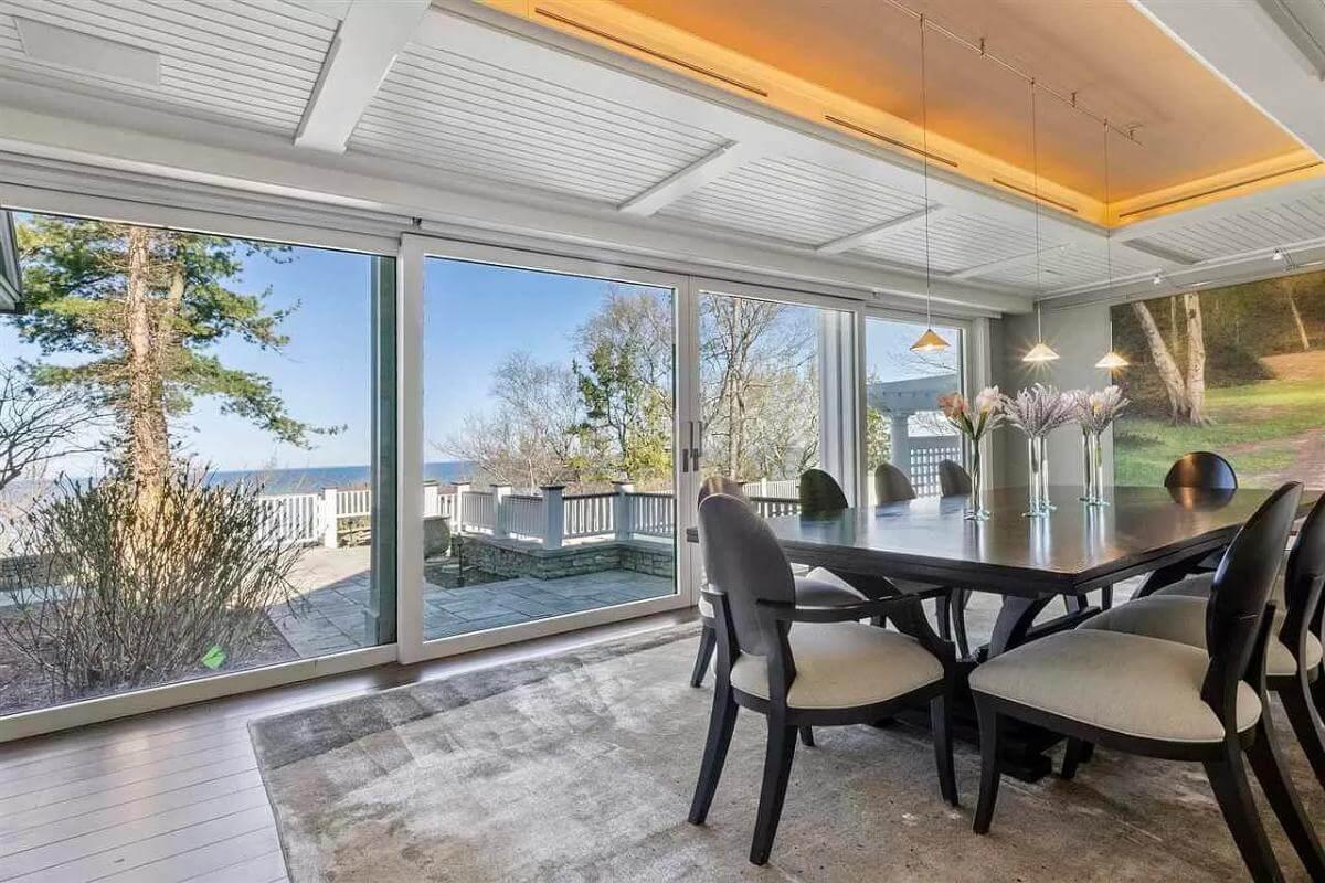 Expansive Dining Room with Floor-to-Ceiling Windows