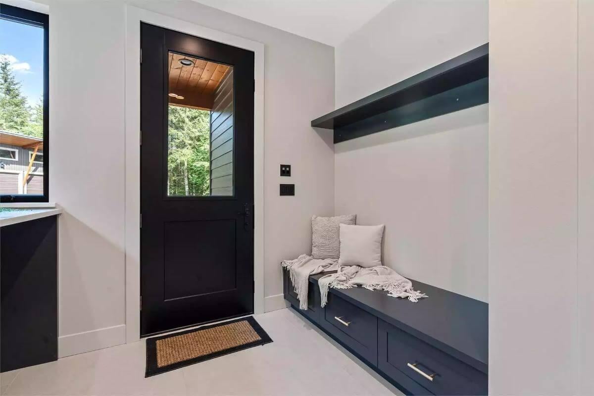 Simple Elegance at the Entryway Bench