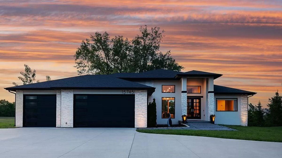 Modern Facade with Striking Contrasts and Large Garage Doors