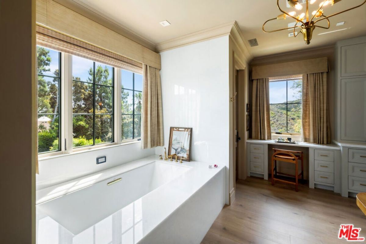 9,351 Sq. Ft. Mansion in Pacific Palisades, CA ($21,900,000)