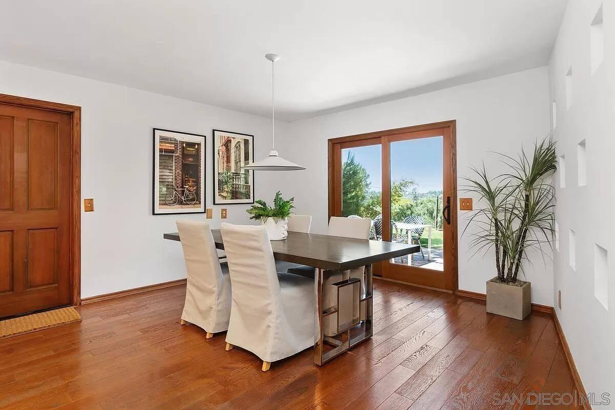 Enjoy the Flow of the Indoor-Outdoor Connection in This Dining Space