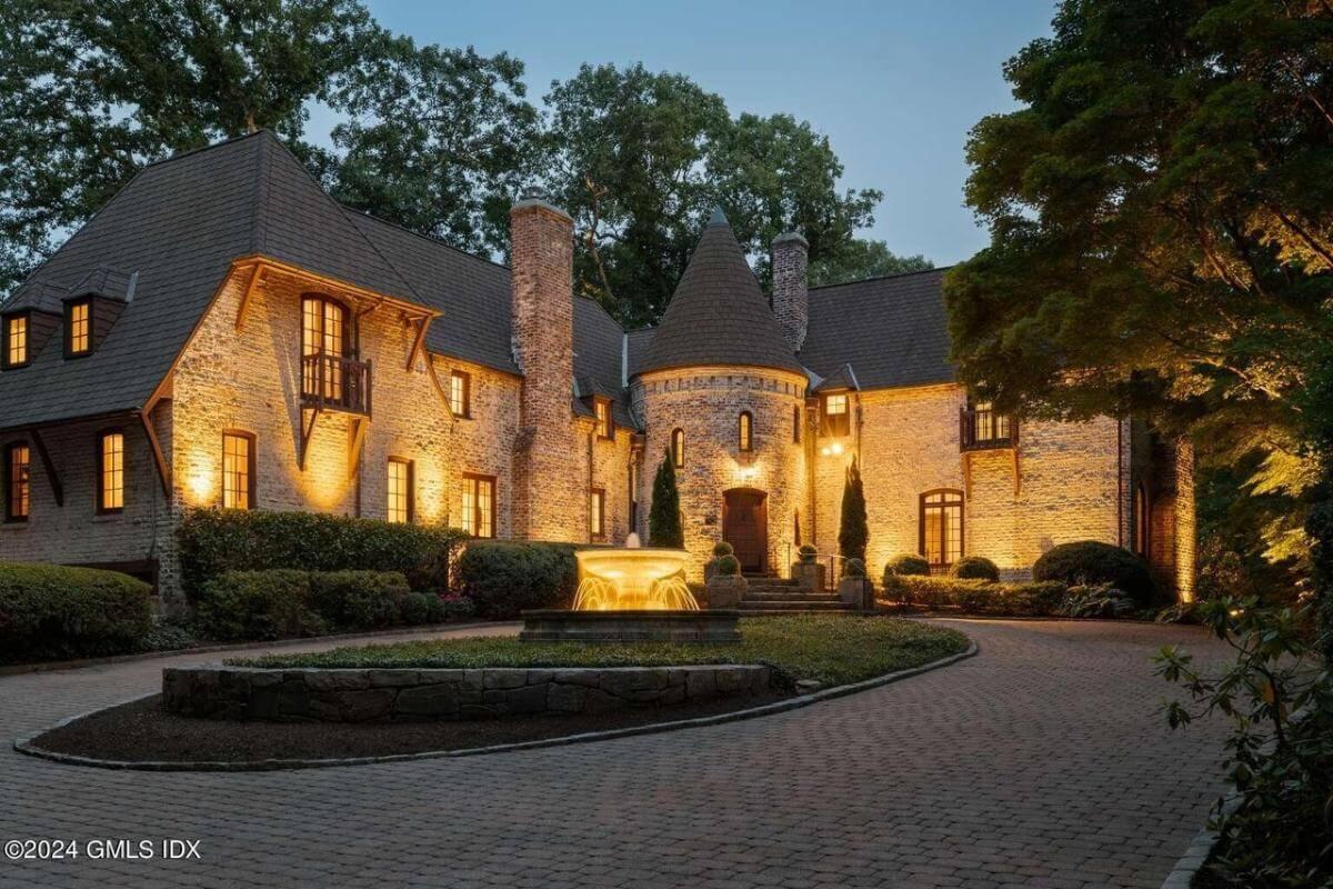 Admire the Glowing Facade of This Enchanting Manor