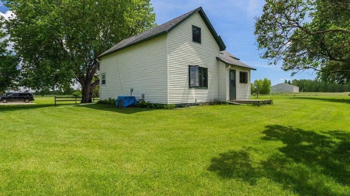 Notice the Timeworn Charm of This Simple Farmhouse Exterior