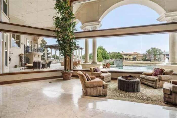 Expansive Windows Seamlessly Blend Indoor and Outdoor Living