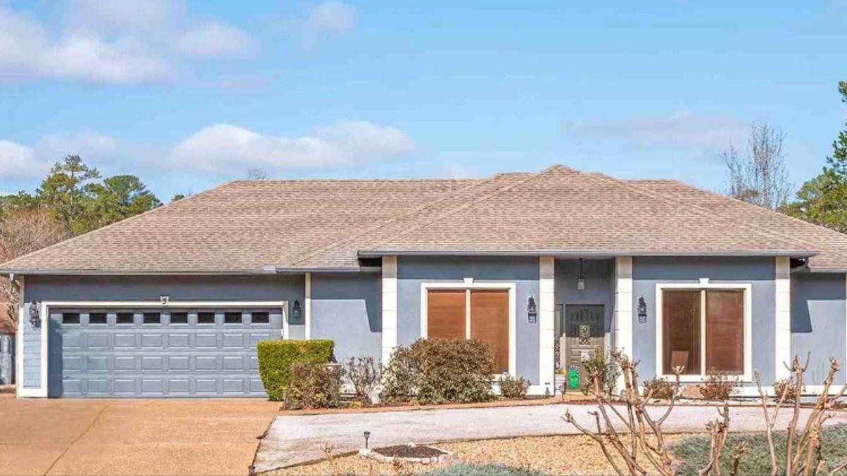 Classic Ranch Facade with Bold Contrasts and Light Accents