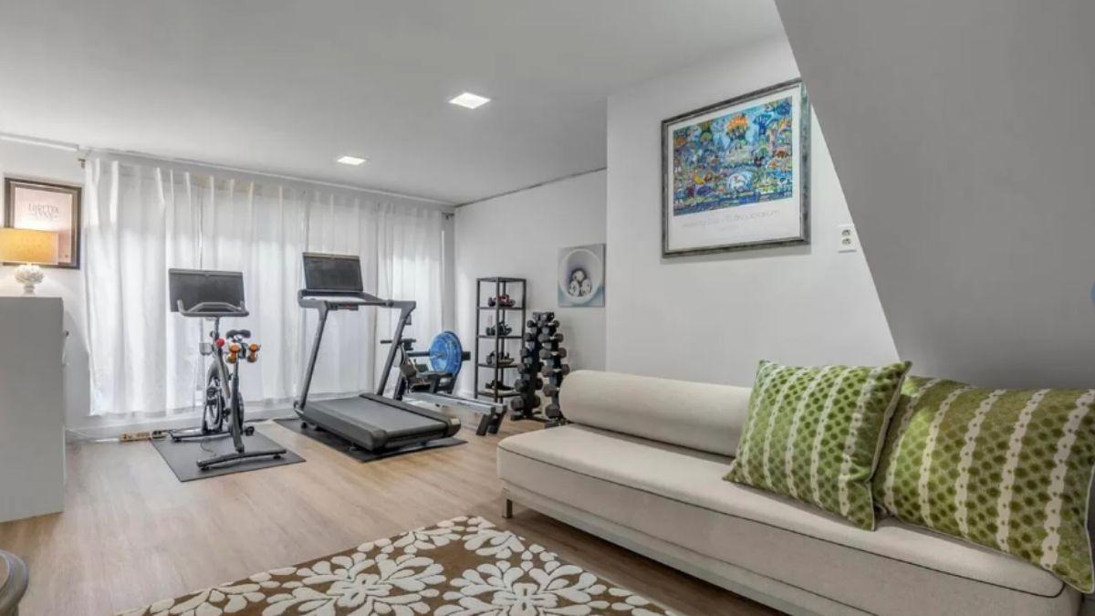 A Home Gym That Balances Functionality and Comfort