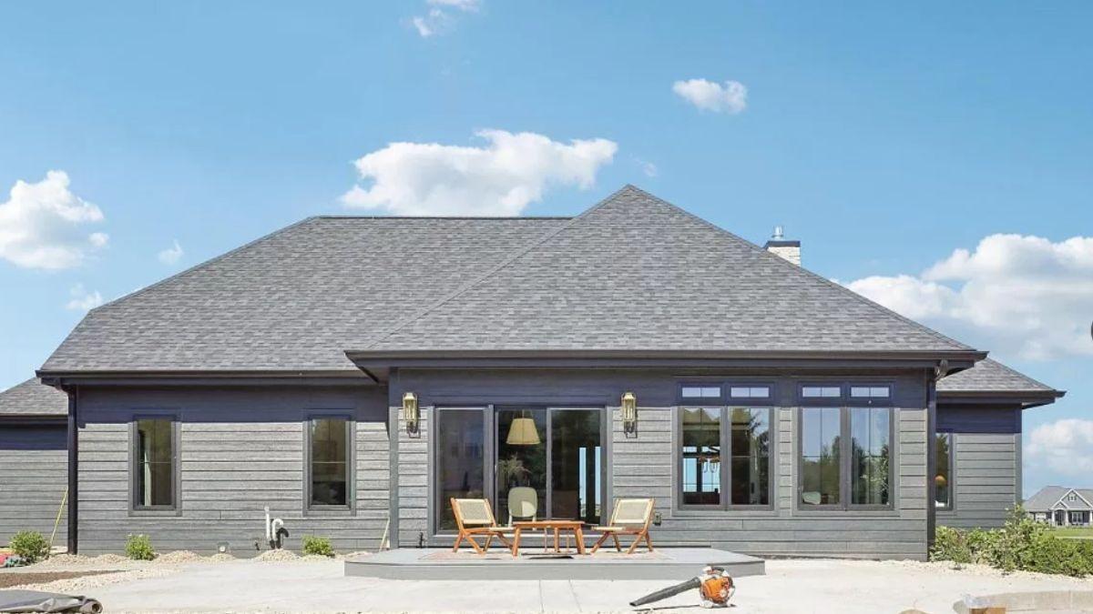 Backyard Retreat with Wide Expanses of Glass and Simple Elegance
