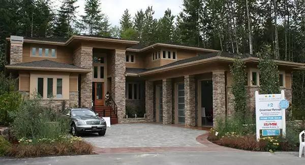 Explore the Contemporary Elegance of This Brick and Wood Facade