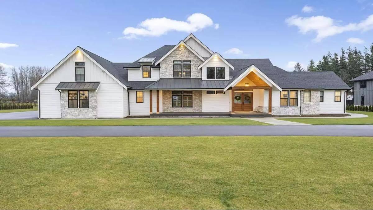 Craftsman Charm with Those Eye-Catching Stone Accents