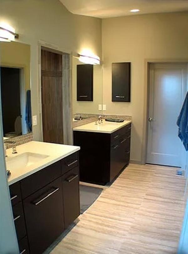 Explore the Dual Vanity Setup in This Modern Bathroom