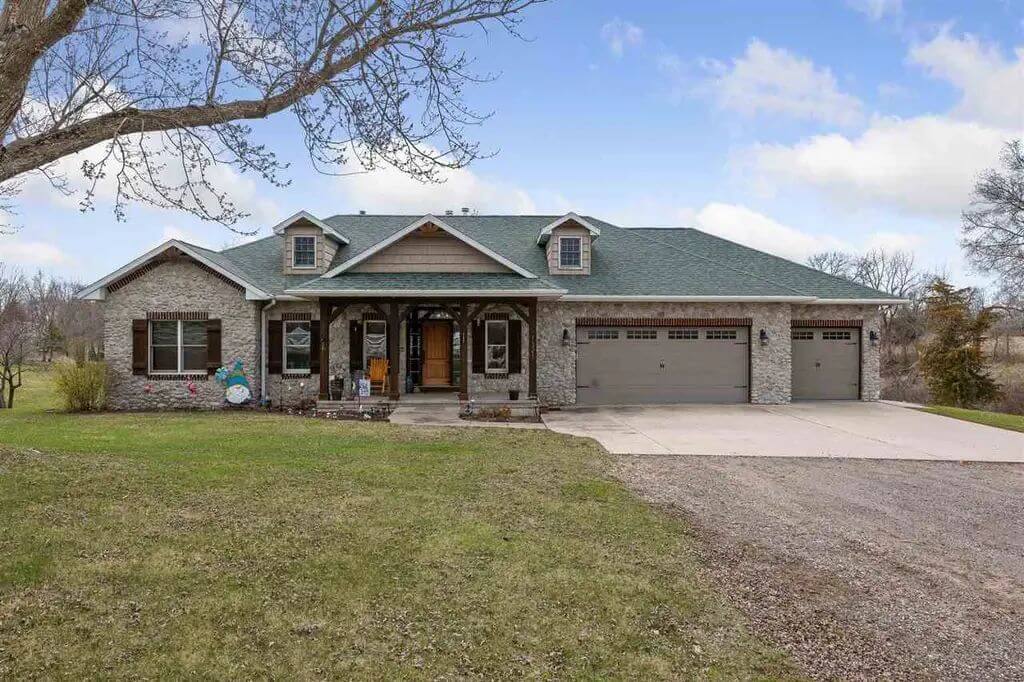 Gwen Johnson & Allison Dunmore of Skogman Realty Co., info provided by Coldwell Banker Realty