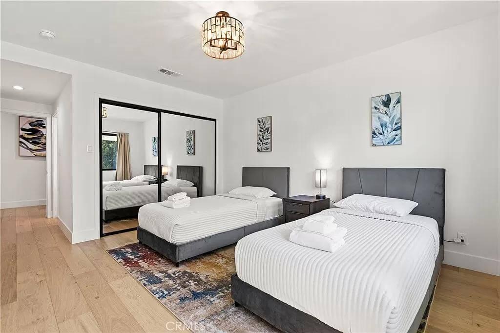 Simple Elegance in a Dual Twin-Bed Bedroom