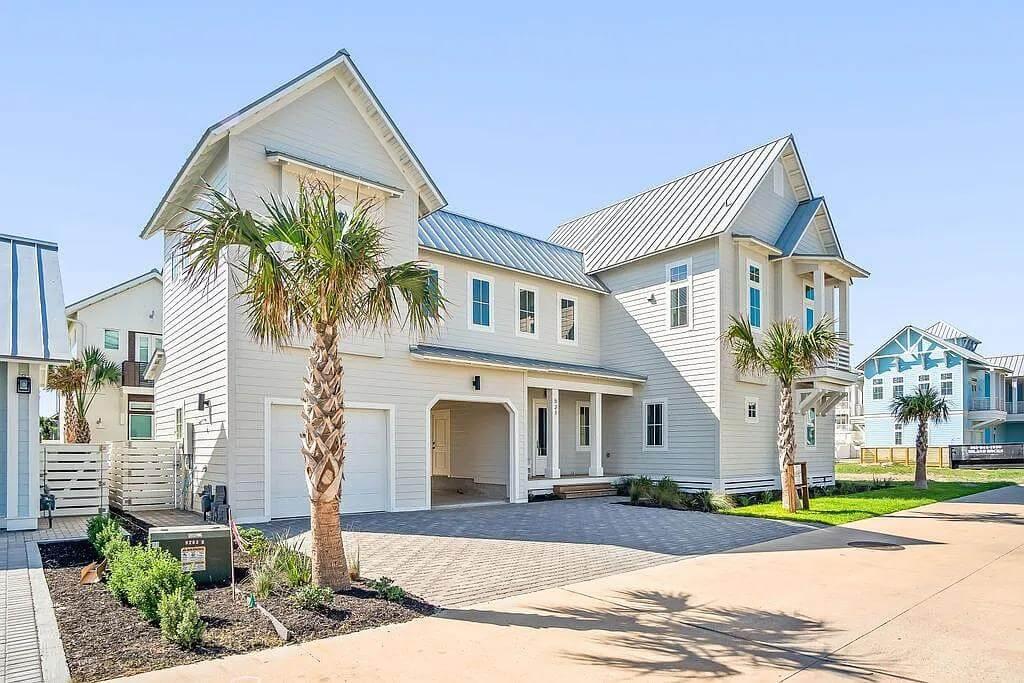 Explore Coastal Living with this Lively Beachside Retreat