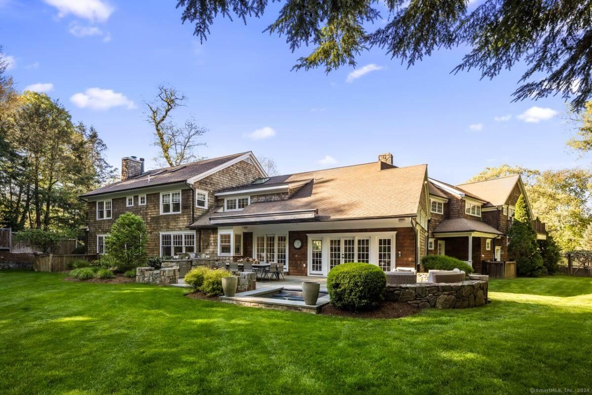 Craftsman Charm with a Seamless Indoor-Outdoor Connection