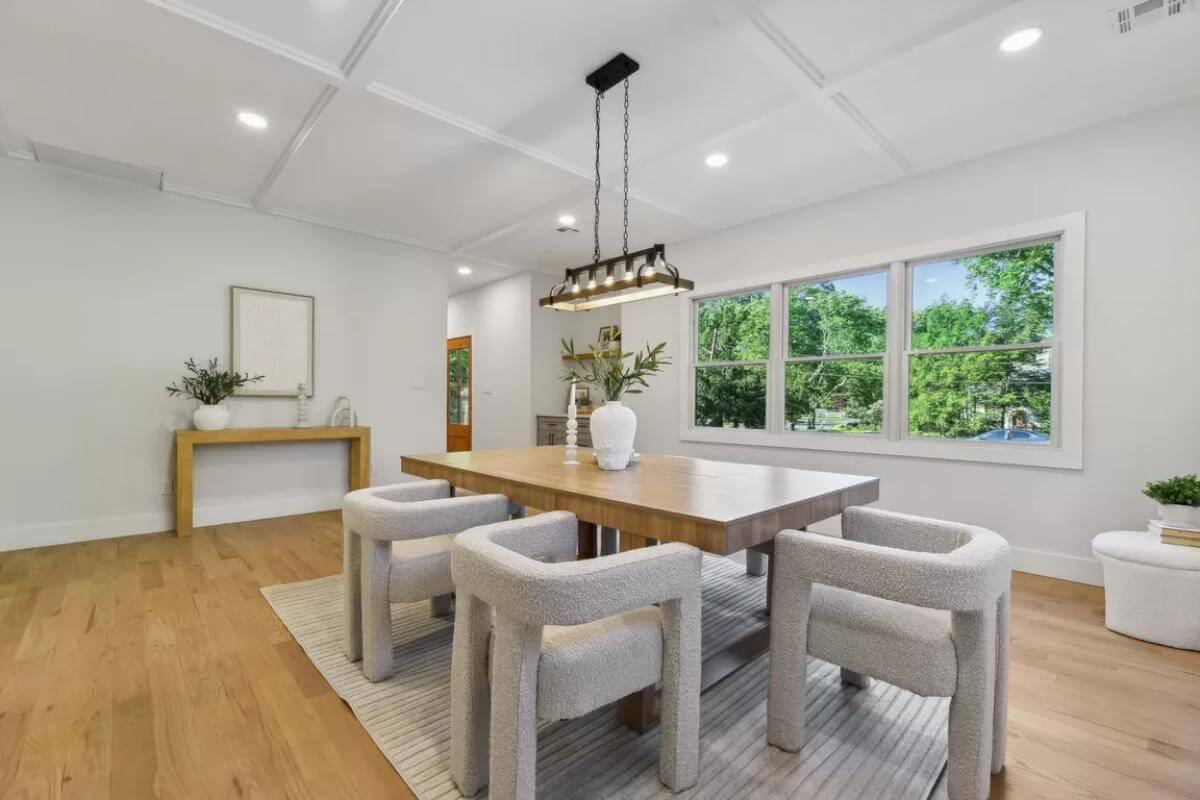 Clean Lines and Natural Light in a Minimalist Dining Room