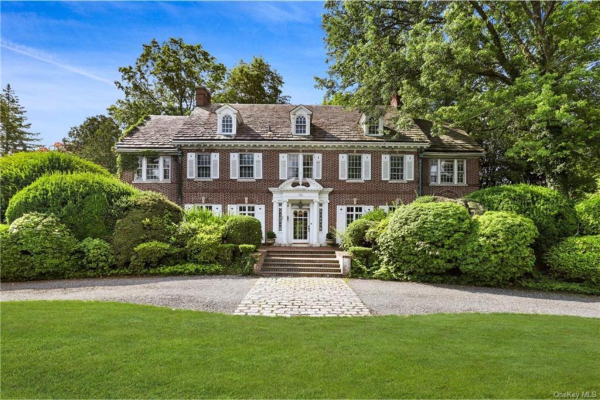 Classic Charm of a Georgian Brick Facade with Symmetrical Elegance