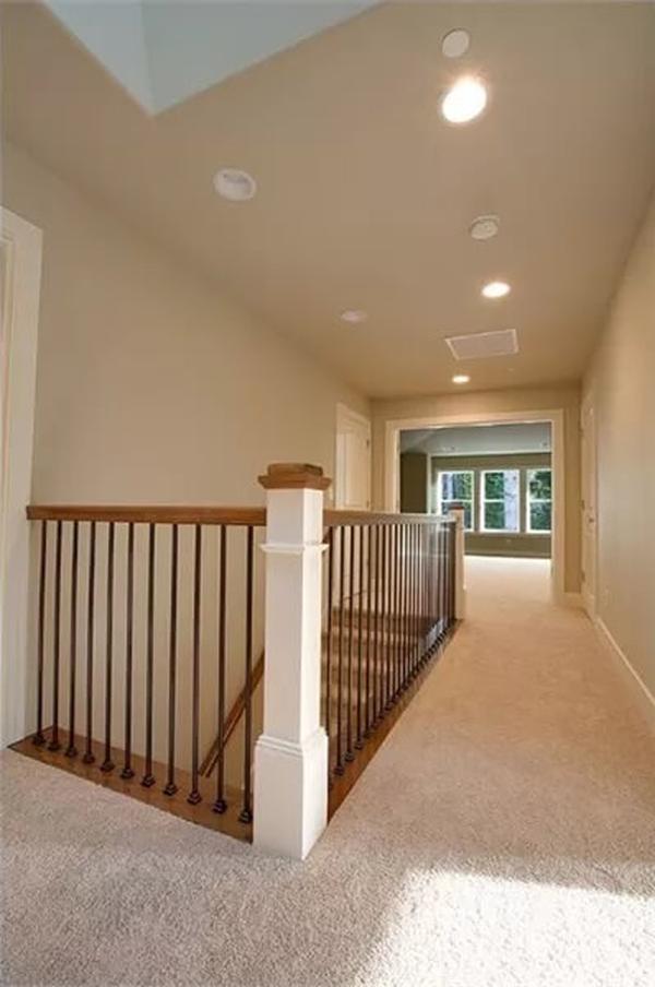 Feel the Warmth of This Craftsman Upper Landing