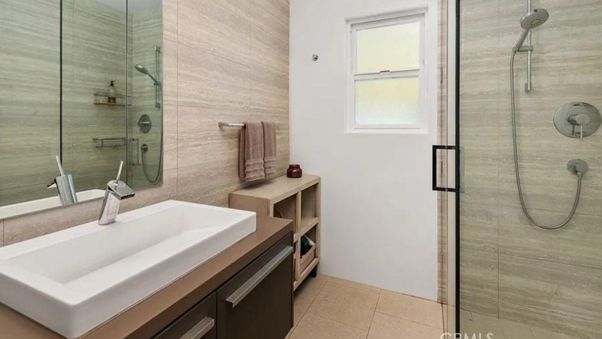 Discover the Functionality of This Minimalist Bathroom with a Floating Vanity