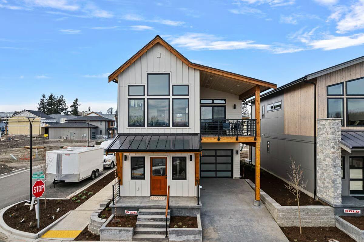 2-Bedroom Contemporary Home for a Narrow Lot with Balcony (Floor Plan)