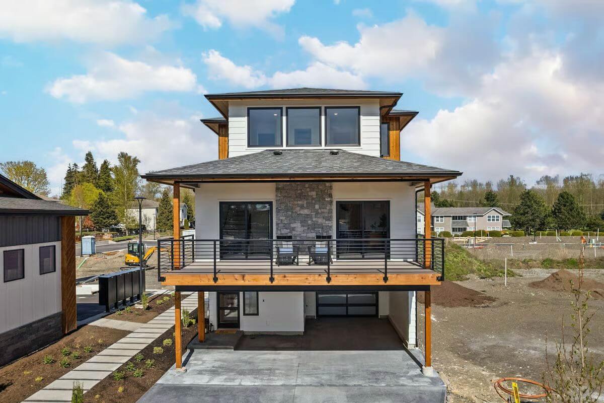 2-Bedroom Contemporary-Style Home for a Narrow Lot with Covered Front Deck (Floor Plan)
