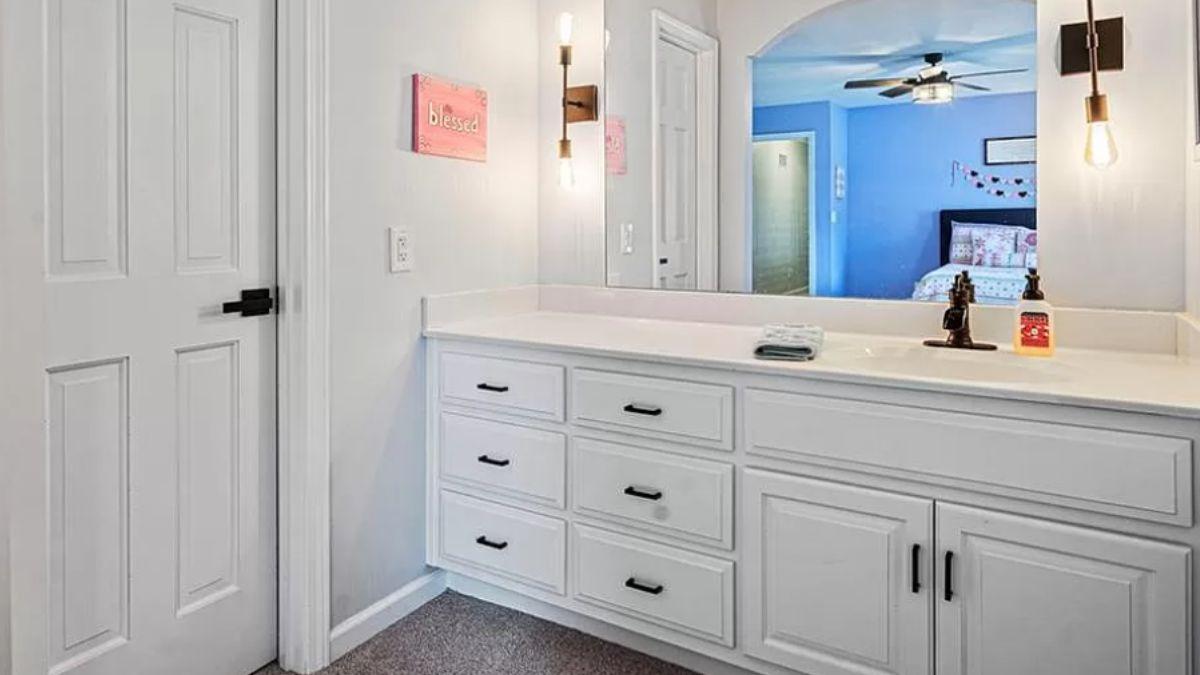 Catch the Bright and Functional Design of This Bathroom Vanity