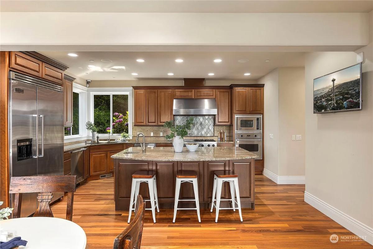 Traditional Kitchen with Modern Stainless Steel Appliances and Granite Island