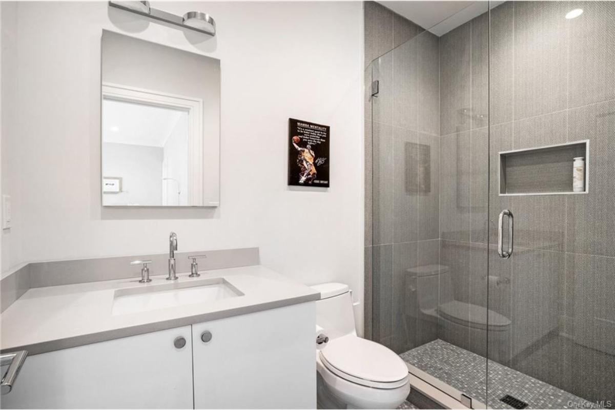 Modern Bathroom with Sleek Glass Shower Enclosure